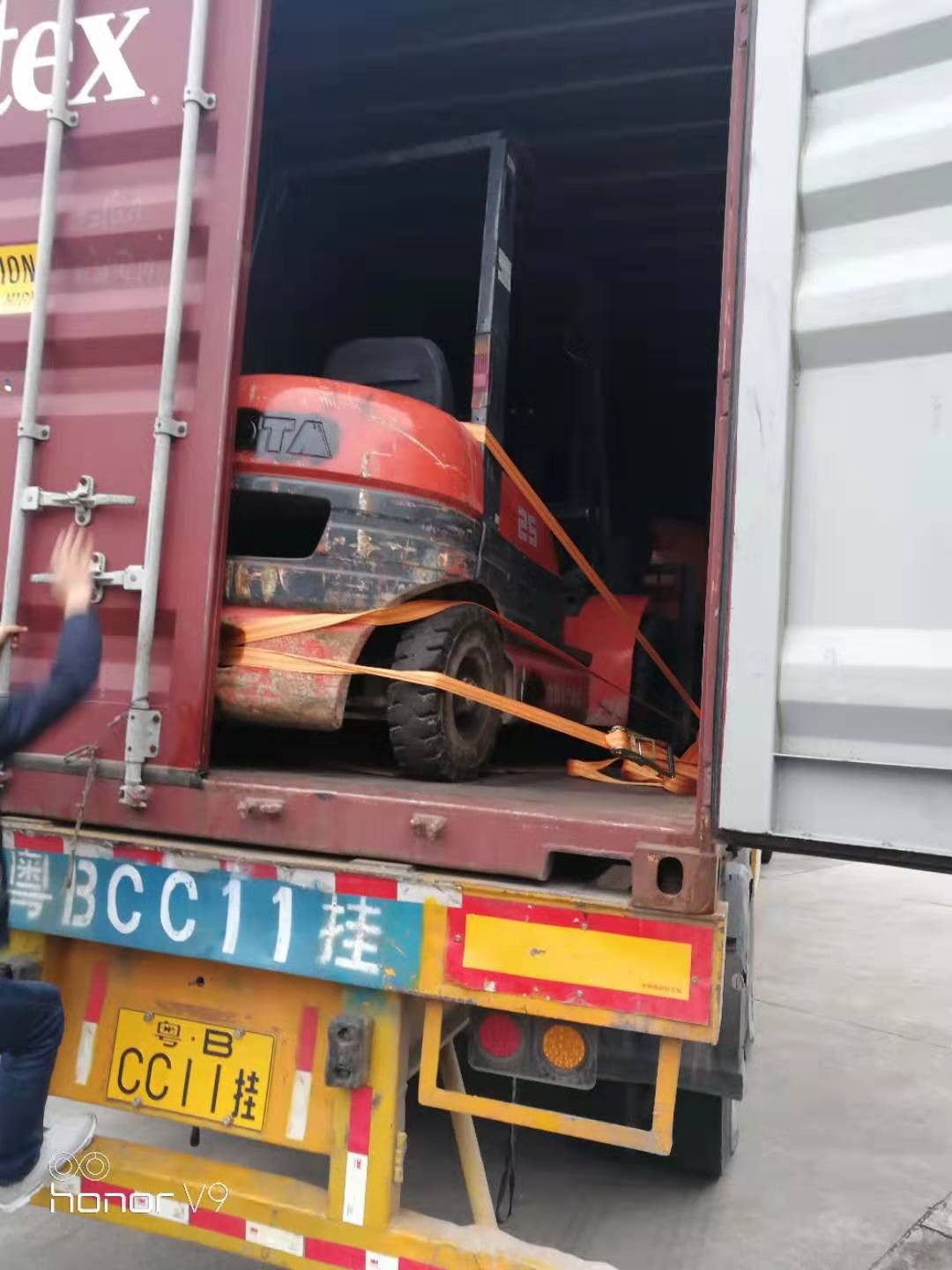 叉車(chē)裝柜3.jpg